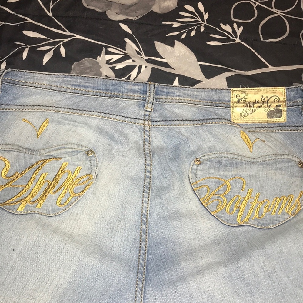 Sold Apple bottom capris - Picture 8 of 9